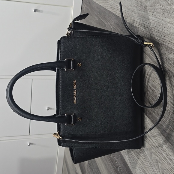 Michael Kors Selma Black Saffiano Leather Satchel Gold Hardware - Picture 2 of 11